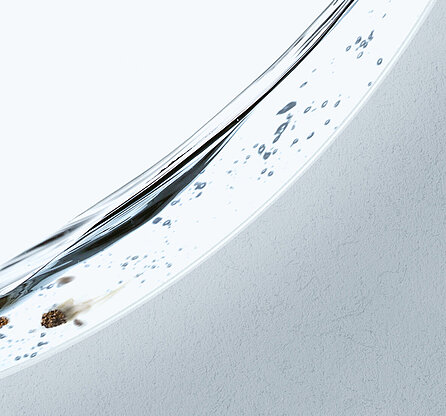 This picture shows a completely smooth surface. The brown remains do not stick to it, but slide right off.