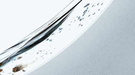 This picture shows a completely smooth surface. The brown remains do not stick to it, but slide right off.